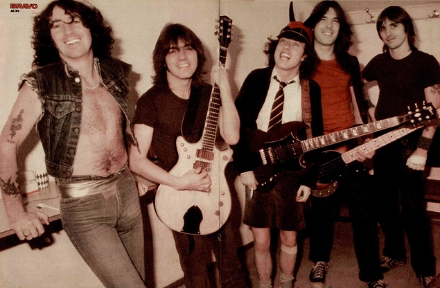 Avustralyalı rock grubu AC/DC'nin ne zaman albümü ya da şarkısı İngiltere listelerinde bir numaraya yerleşse, İngiltere'de ekonomik kriz baş gösterdi.