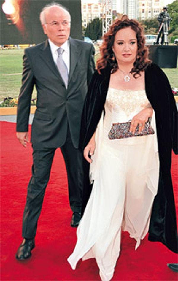 2005 yılından beri de siyasetçi Ercan Karakaş ile evli Müjde Ar.
