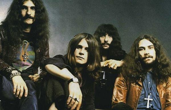 10. Black Sabbath'ın kimliğini en iyi yansıtan şarkı olarak tarihe geçen Paranoid albüme son giren şarkıydı.