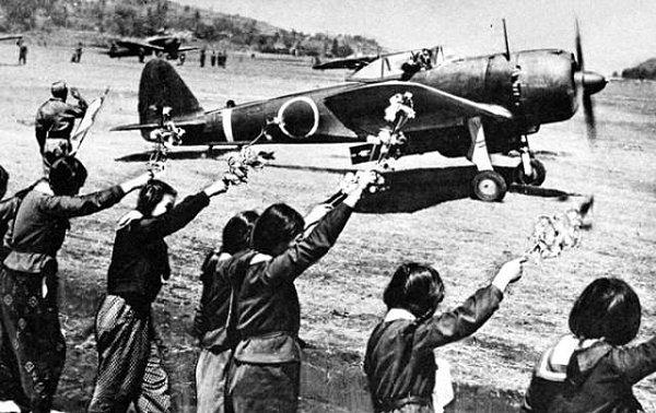 1. II. Dünya Savaşı süresince kamikaze pilotlarının yaklaşık 9'da 1'i hedefini vurdu.