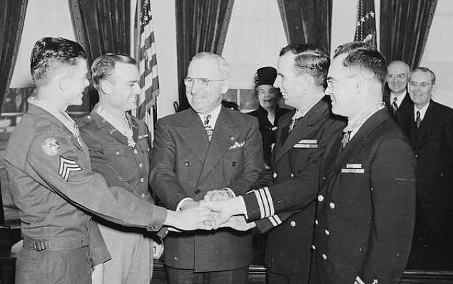 4. John R. McKinney, İkinci Dünya Savaşı sırasında tek başına 100'den fazla Japon askerini uzak tuttu.