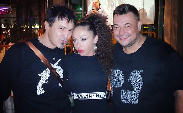 7. "Руки вверх!"