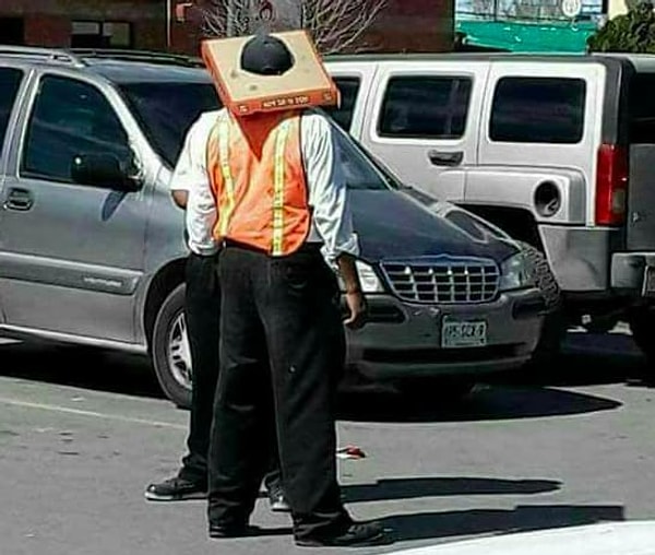 14. Беспокоитесь, что сгорите на солнце в жаркий день? Хорошо пристроенная на голове коробка из-под пиццы избавит вас от неприятностей.