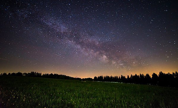 6. Geceleri çıplak gözle gördüğümüz yıldızların bize olan uzaklıkları 8.6 ışık yılıyla (Mesela Sirius) 1500 ışık yılı (Mesela Deneb) arasında değişiyor.