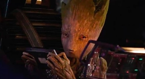 Groot'un elinden düşürmediği Defender, 80'lerden kalma bir Atari oyunu. Oynarken dalga dalga gelen uzaylı istilası ile mücadele ediyorsunuz.