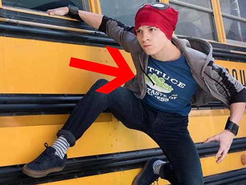 Peter Parker'in üzerindeki tişörtte 'Marul, mutsuzluğun tadı' yazıyor.