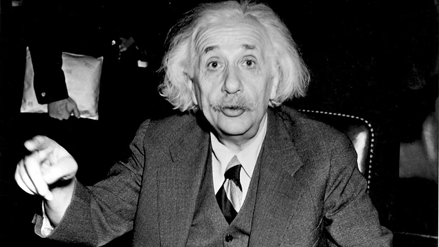 Uzay-zamanın bükülmesi fizikçi Einstein’ın Genel Görelilik Kuramı’na göre ışığın, uzaydaki kütleçekim nedeniyle zamanda bükülerek yön değiştirmesine deniliyor.