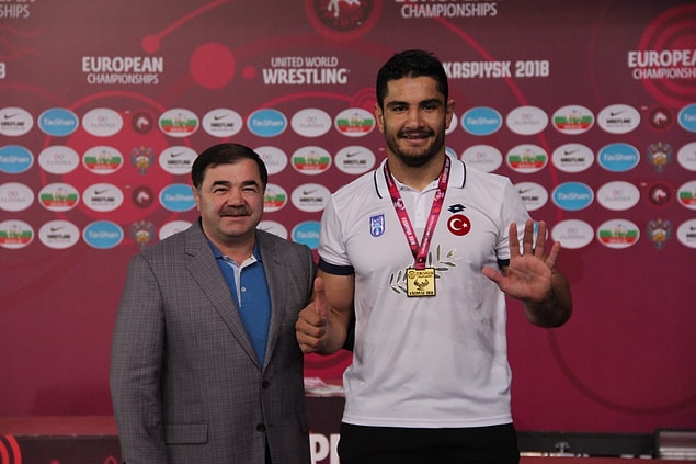 Milli güreşçi, 6. kez Avrupa şampiyonu olarak Türk sporcular arasında serbest stilde kendisine ait rekoru geliştirdi.
