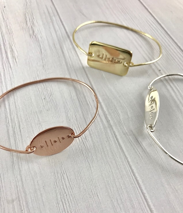 Morse Jewellery, nokta ve çizgilerden oluşan Mors Alfabesini takıda kullanarak kişiye özel tasarımlar yapıyor.
