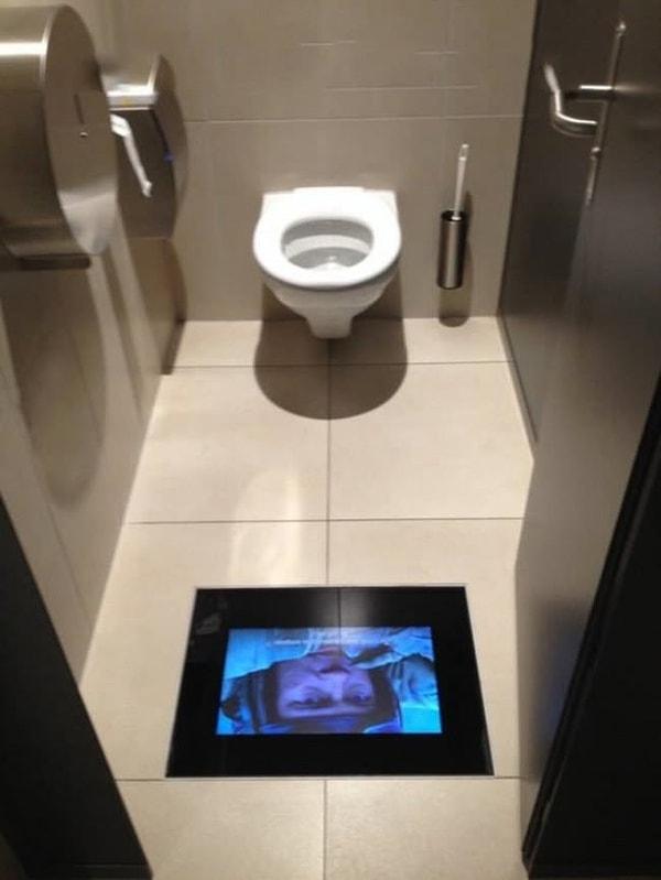 1. Bu sinemanın tuvaletleri filmin bir saniyesini bile kaçırmamanız için özel olarak tasarlanmış!