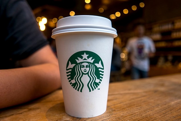 Starbucks, sadece paketlenmiş ürünlerinden yılda 2 milyar dolar ciro elde ediyor.
