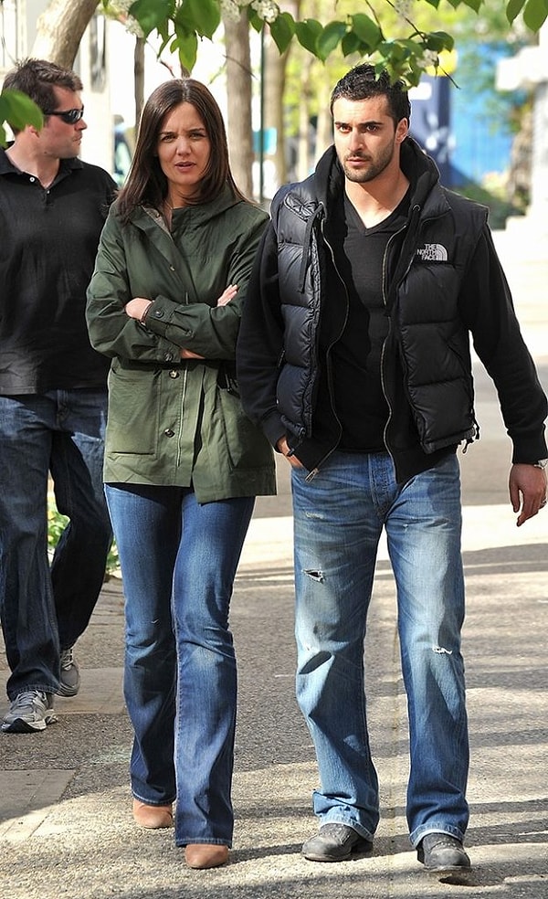 8. Бедняжка Кэти Холмс постоянно получает от своих поклонников сообщения намекающего характера: "Твой телохранитель намного круче Тома Круза".