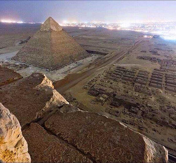 4. Piramitlerin tepesinden çekilmiş yasa dışı bir fotoğraf