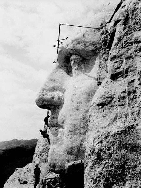 9. George Washington'ın yüzü Rushmore Dağı'na oyuluyor