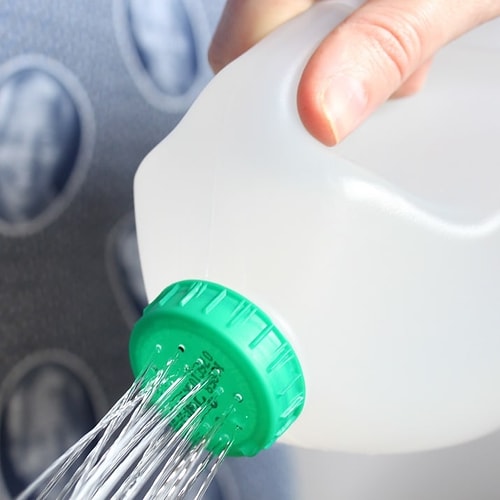 Plastik bir şişenin kapağına delik açarak ucuz ve kullanışlı bir sulama kabı yapabilirsiniz.