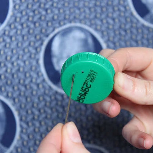 Plastik bir şişenin kapağına delik açarak ucuz ve kullanışlı bir sulama kabı yapabilirsiniz.