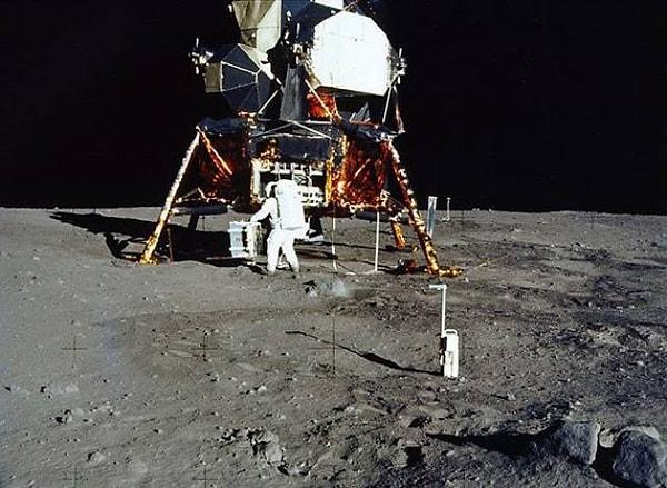 6. Apollo 11 astronotları Ay'dan Dünya'ya geri dönerken, kendilerinden geriye birkaç şey bıraktılar: kendi botlarını, bir zeytin dalını ve tahmin edebileceğiniz gibi, Neil Armstrong'un kakasını...