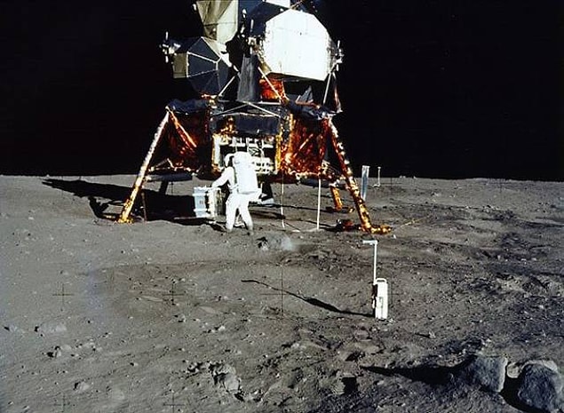 6. Apollo 11 astronotları Ay'dan Dünya'ya geri dönerken, kendilerinden geriye birkaç şey bıraktılar: kendi botlarını, bir zeytin dalını ve tahmin edebileceğiniz gibi, Neil Armstrong'un kakasını...