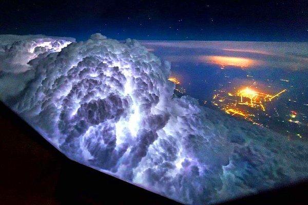 3. Bulutların üzerinde, yeryüzündeki bir fırtınayı nasıl görürüz?