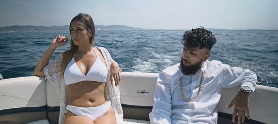 Sen Ne Muhteşem Bir Babasın! Oğlunun YouTube Şarkısı İçin Elinde Kağıtla İnsanlardan Yardım İsteyen Baba