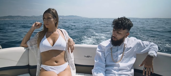 Sen Ne Muhteşem Bir Babasın! Oğlunun YouTube Şarkısı İçin Elinde Kağıtla İnsanlardan Yardım İsteyen Baba