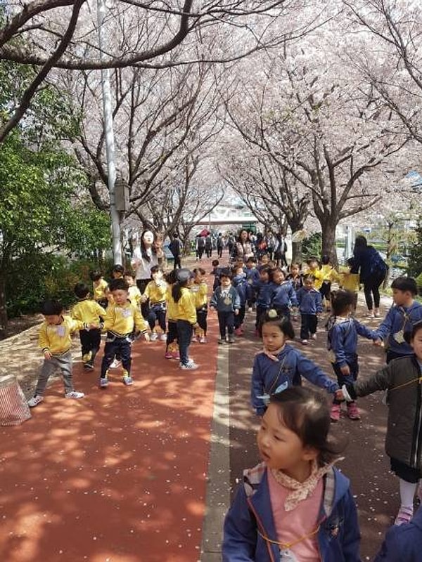 6. В каждом детском саду принято надевать форму определенного цвета, чтобы детей было проще найти в толпе, если они потеряются во время экскурсии по городу