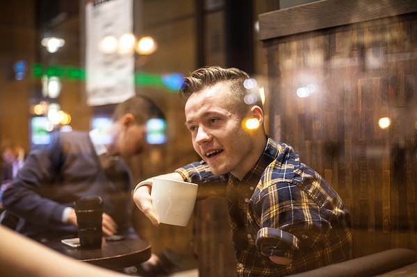 1. Знакомьтесь, это Мариуш Кедзерский. Молодому человеку 25, и он живет в Польше. Как видите, у Мариуша нет рук — он таким родился.