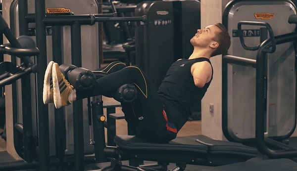 2. Несмотря на это, Мариуш активно занимается спортом...