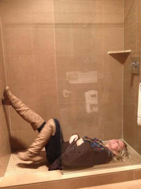 18. И, наконец, только пьяные в зюзю способны на такой подвиг, как залезть в душ прямо в одежде