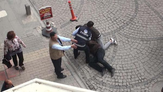 Diğer zabıta memuru ise çevredekilere 'Vatandaş, gelin vurun. Bu adam şehir dışından geliyor, burada artistlik yapıyor' şeklinde bağırdı.