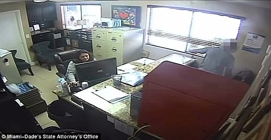 Öğretmenler Odasında Öz Kızını Kemerle Döven Cani Baba!