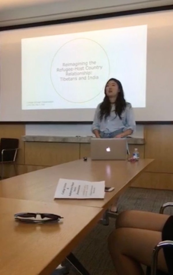 "По словам преподавательницы, одеваясь подобным образом, я шлю какой-то мессадж противоположному полу. Я ответила, что не буду менять свой стиль только потому, что кому-то там от этого станет комфортнее"