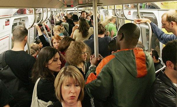 12. Seferler aksadığı için gelen metro çok kalabalıktı. Metrodaki bir kişi, seninle akrabaya olmaya kararlı gibi davranıyor. Ne yapacaksın?