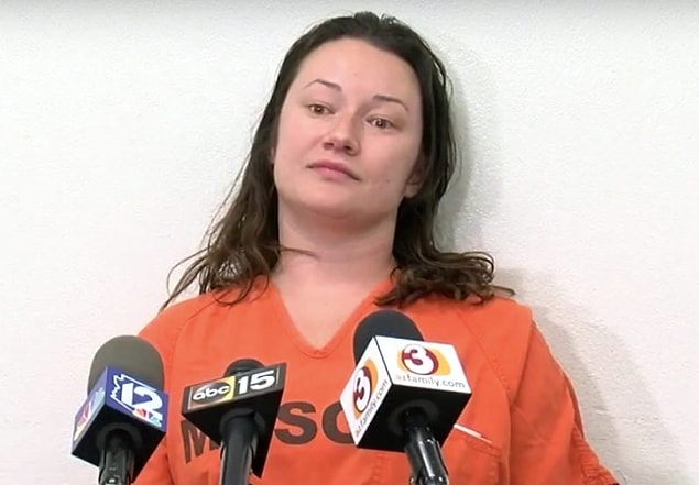 FOX10'da yayınlanan habere göre Jacqueline gönderdiği mesajların birinde kendini Hitler'e benzetiyor, bir diğerinde adamın kanıyla yıkanmak istediğinden bahsediyor, bir mesajda ise adamın uzuvlarını üzerine giymek istediğini anlatıyordu.