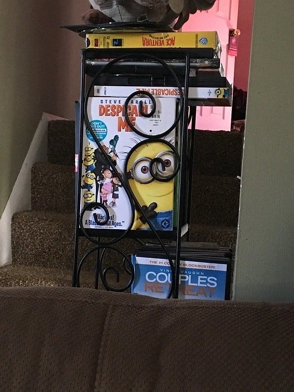 DVD rafı ile kapaktaki Minion'un kusursuz hizalanıÅı.