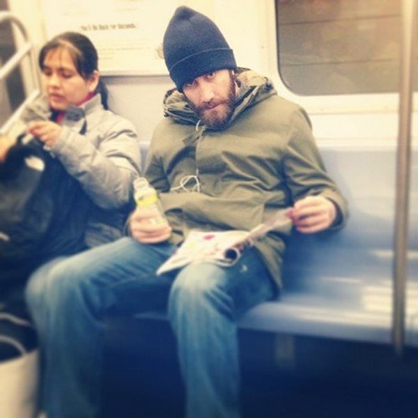 8. Джейк Джилленхол иногда спускается в метро.