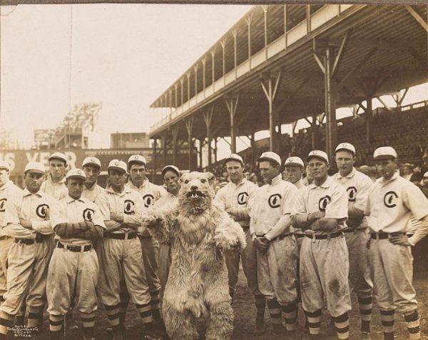 Chicago Cubs takımı yeni maskotlarıyla birlikte, 1908.