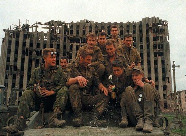 Rus askerler, Birinci Çeçen Savaş'ında kutlama yaparken, 1995.