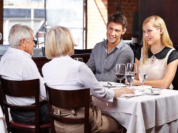 13. Постарайтесь не злоупотреблять алкоголем в вашу первую встречу. Не стоит полагаться на «100 грамм для храбрости».