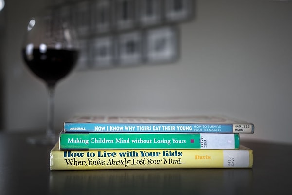 3. Быть мамой - значит, уложив детей спать, читать книги о том, как не потерять рассудок, будучи родительницей.