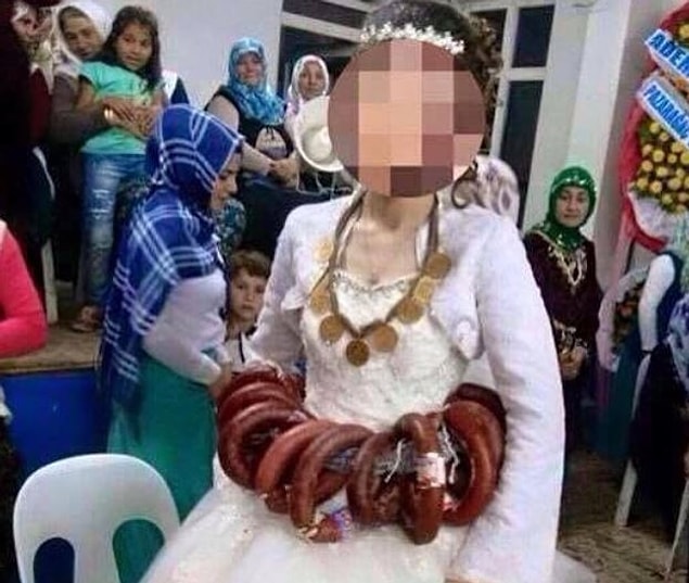 8. Gelinin takısına bak, kangal kangal sucuk.