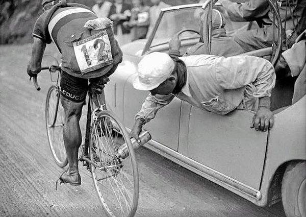 12. Tour de France sırasında bir bisiklete yapılan bakım.