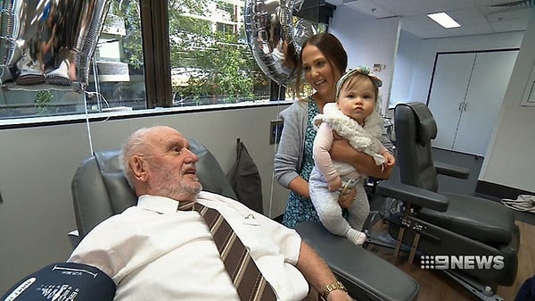 7. В 1960-е годы докторам удалось сделать из его уникальной крови вакцину, которая помогла беременным женщинам с отрицательным резусом, вынашивающим детей с положительным резусом, сохранить жизнь своих малышей и родить их здоровыми