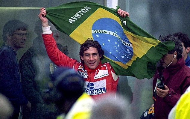 3 kez Formula 1 şampiyonluğu elde etmiş ve 34 yaşında hayatını kaybetmiş Brezilyalı efsanevi yarışçı Ayrton Senna üzerine kurulu bu belgesel 'Senna'. Rakipler, düşmanlar, zorluklar ve siyasetin sporu nasıl etkilediğinin enteresan hikayesini izleyeceksiniz.