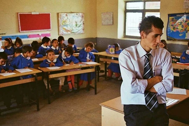 Eveeeeet 'İki Dil Bir Bavul' harika bir belgesel. Türk öğretmenin, uzak bir Kürt köyündeki bir yılını izliyoruz. Öğretmen Kürtçe bilmiyor, çocuklar ise Türkçe. Sizce bir yılda birbirlerine dillerini öğretebilmişler midir?