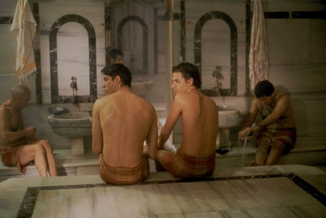 7. Altın Portakal Film Festivali'nde "En İyi Film" seçilen Hamam filmine, "Hamamda eşcinsellik olmaz, bi kere hamamda kadınla erkek ayrıdır" şeklinde tepki gösteren Hamamcılar Derneği Başkanını da dinlemiş olabilirsiniz.