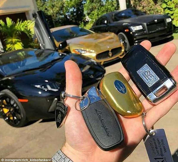 2. На этом фото видно, что подросток имеет возможность выбирать сразу из трех суперкаров: Lamborghini, Rolls Royce и золотого Maserati