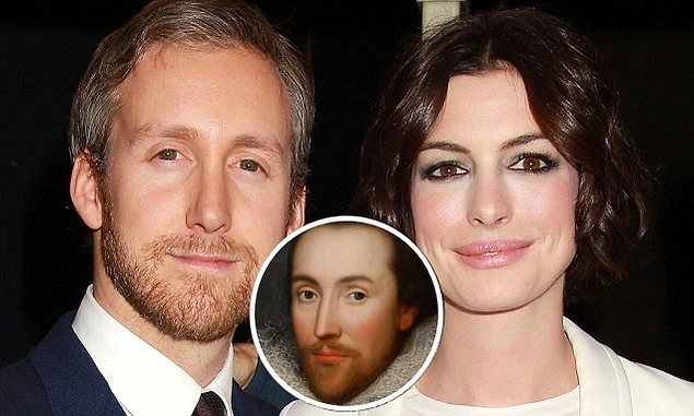 Ünlü oyuncu Anne Hathaway'in eşi Adam Shulman, fiziksel olarak William Shakespeare'e benziyor. İlginçtir ki, William Shakespeare'in karısının adı da Anne Hathaway'di.