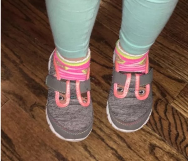 5. Глаза на носках ребенка, которые словно смотрят из отверстий кроссовок так, что это выглядит ужасающе.