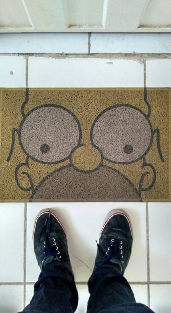 8. Коврик с Гомером Симпсоном отлично сочетается с напольной плиткой.